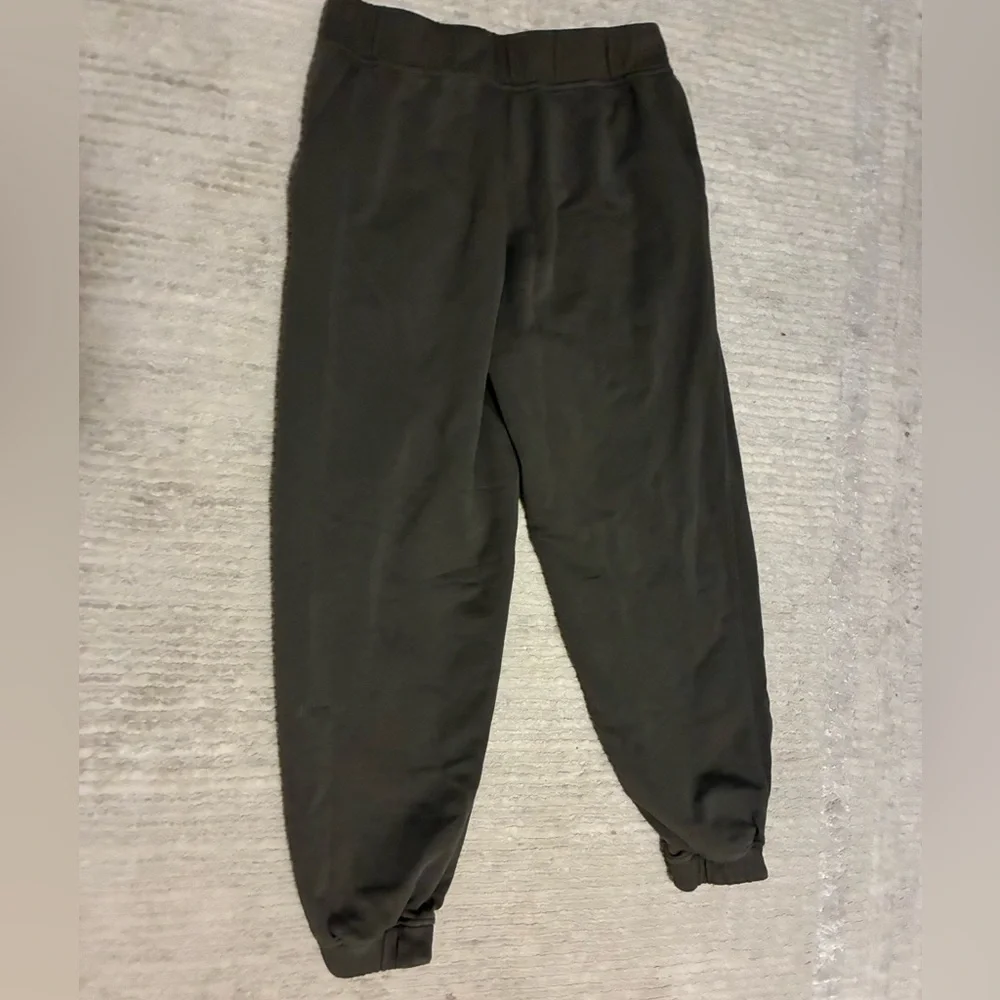 Lululemon Relaxed High-Rise Jogger in
Carob Brown - Picture 9 of 10